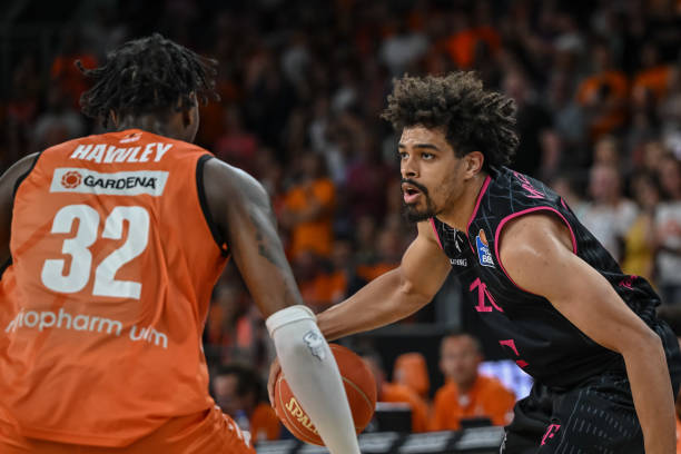 现出对足球 现出对足球